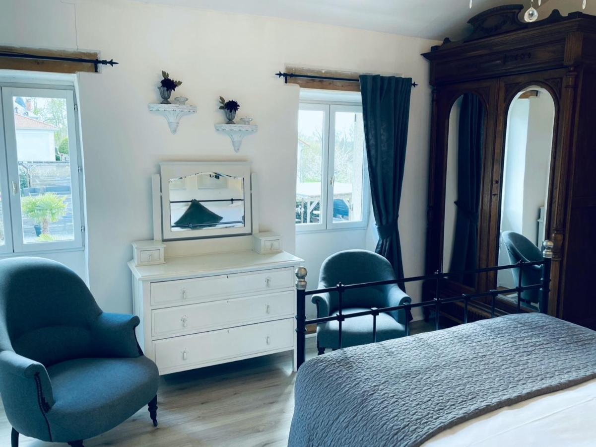 Maison Hirondelles Gites Mezieres-sur-Issoire Bagian luar foto